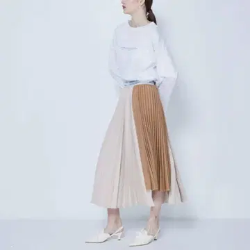 MAISON MAVERICK PRESENTS 허리 로고 플리츠 스커트