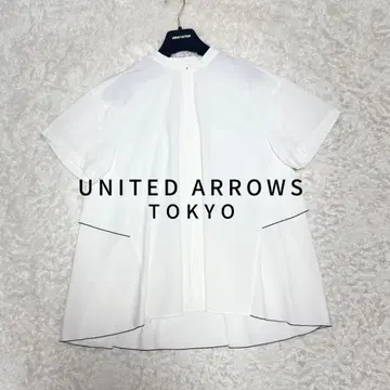 최고급 새상품급 UNITED ARROWS 백 플레어 숏 슬리브 블라우스
