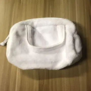 화이트 플리스 파우치