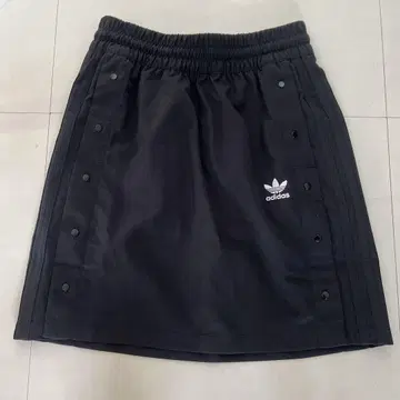 새상품 아디다스 스냅 버튼 스커트 S 블랙