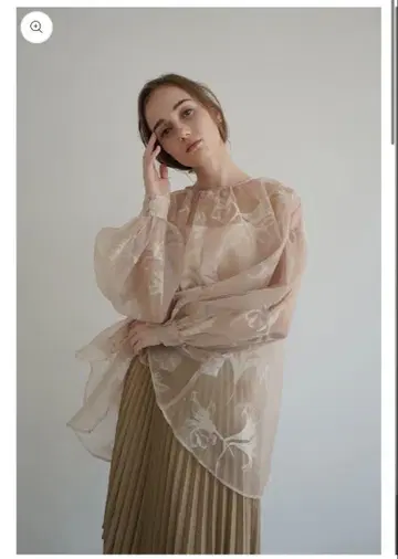 Acka 꽃무늬 자수 쉬폰 블라우스 베이지