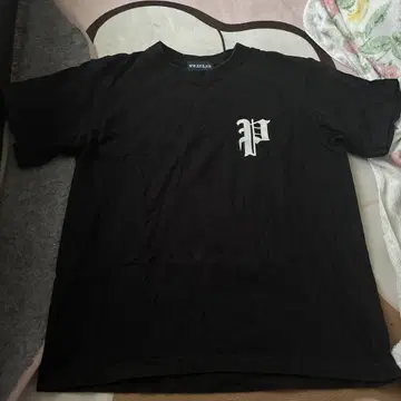 블랙 티셔츠 P 로고 PHATRNK