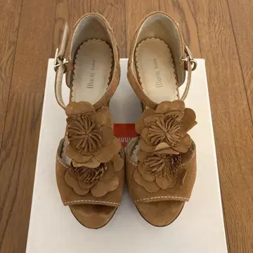 꽃 장식 브라운 샌들