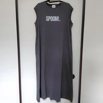 Holiday Spoom 그레이 카키 로고 프린트 롱 원피스