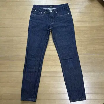 새상품급 아페쎄 스키니 데님 버튼 플라이 다크 네이비 28 S 사이즈