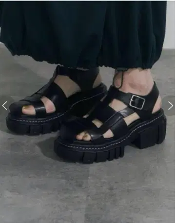 UN3D. 블랙 구르카 샌들 38