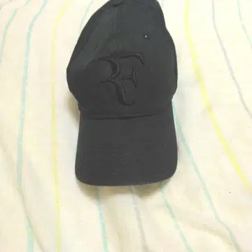 로저 페더러 로고 마크가 있는 블랙 캡
