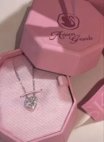 Ariana Grande 하트 모양 목걸이