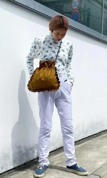 새상품급 슈퍼 리브 퍼프 하이넥 탑 (플라워) 스픽 앤 스팬