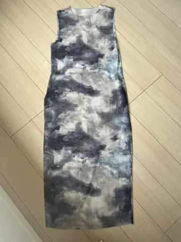 슬리브리스 맥시 원피스 그레이 계열 구름 무늬