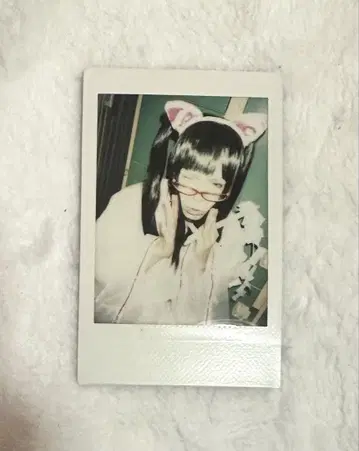 R 지정 마모 폴라로이드 무녀