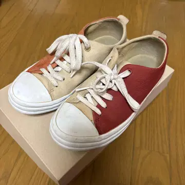 오렌지와 베이지 스니커즈