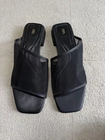 자라 플랫 메쉬 샌들