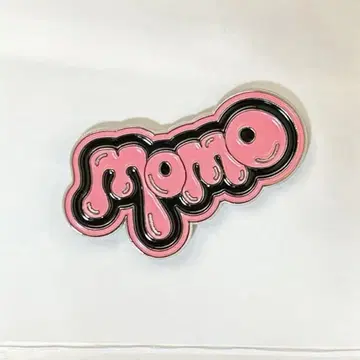 twice 허벅지 핀 배지