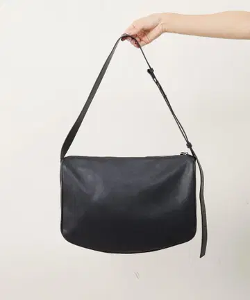 블랙 가죽 숄더백
