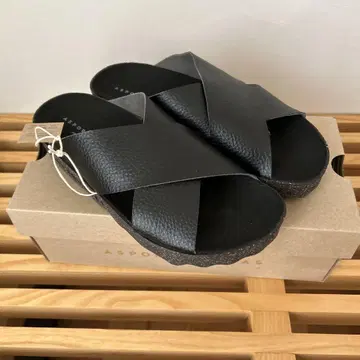 ASPORTUGUESAS 블랙 크로스 스트랩 샌들