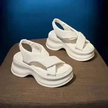화이트 스포츠 샌들 통굽 크로스 스트랩