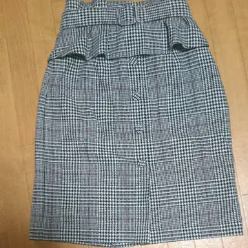 프릴이 달린 체크 무늬 타이트 스커트