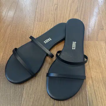 TKEES 블랙 비치 샌들