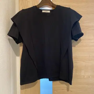 ISOOK 프릴이 달린 블랙 반팔 셔츠