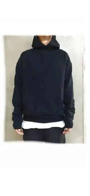 블랙 후드 부착 후드티 HONE / HOODED