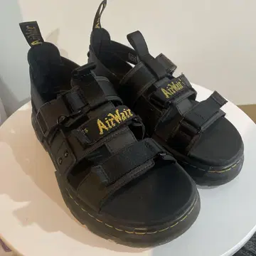 Dr.Martens 닥터마틴 PEARSON 멀티 스트랩 샌들