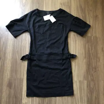 UNTITLED 블랙 무릎 기장 원피스 반팔