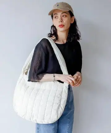 화이트 퀼팅 숄더백