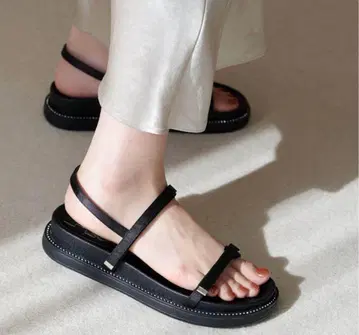 LE TALON 젬 피스 샌들 블랙 루타론