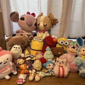 컬러풀한 봉제 인형 세트