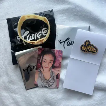 TWICE 지효 this is for 러버 밴드 랜덤 핀 배지