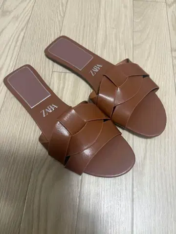 자라 브라운 크로스 스트랩 샌들 플랫