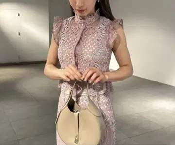 2024 스나이델 자카드 레이스 페플럼 블라우스
