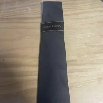 HILTON 다크 브라운 넥타이 택 포함