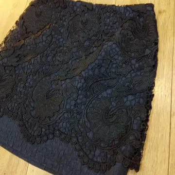 어도어 네이비에 블랙 자수 스커트