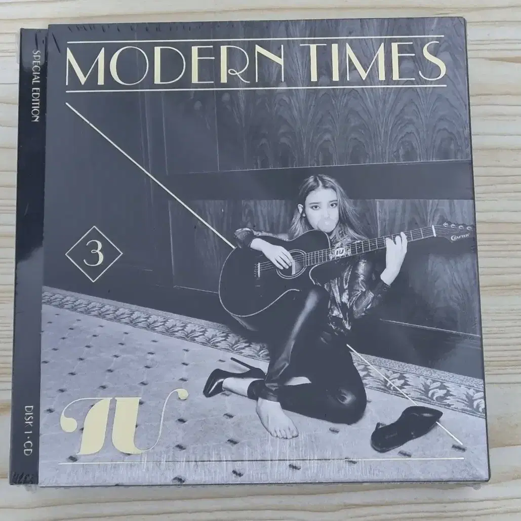 IU / MODERN TIMES SPECIAL EDITION〈2枚組〉 IU [MODERN TIMES SPECIAL EDITION] Autographed Signed Album