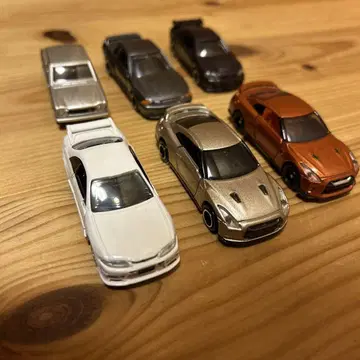토미카(카즈, 닛산 GT-R, 페라리의 테스타로사, CX-5)