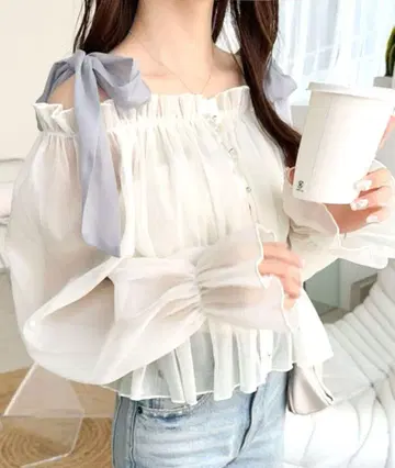 오프 숄더 블라우스 어깨 리본