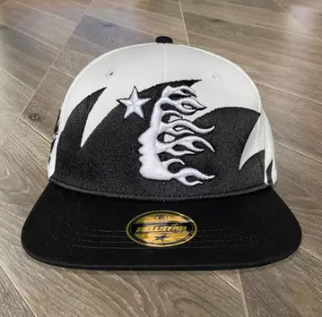 Hellstar Studios fitted hat 캡 V