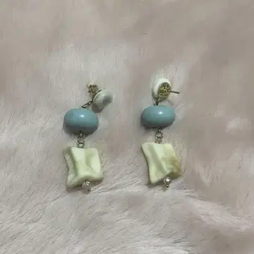 스카이블루와 화이트 귀걸이