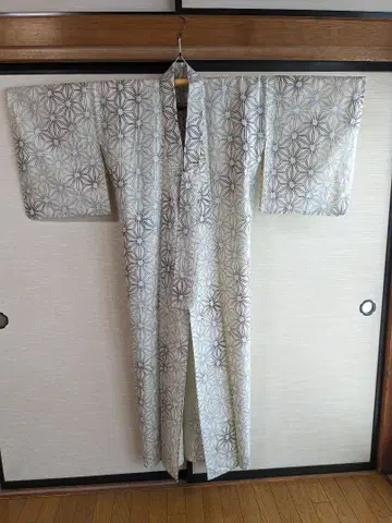 기하학 패턴의 꽃무늬 유카타