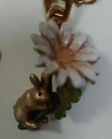 새상품 토끼와 꽃 목걸이