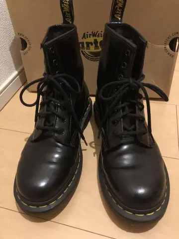 컨디션 최상 Dr.Martens 8홀 블랙