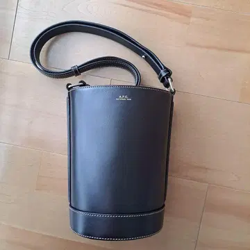 아페쎄 블랙 숄더백 원통형