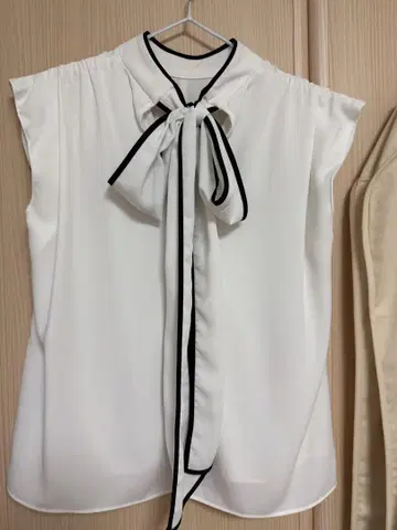 SNIDEL 리본 포함 슬리브리스 셔츠