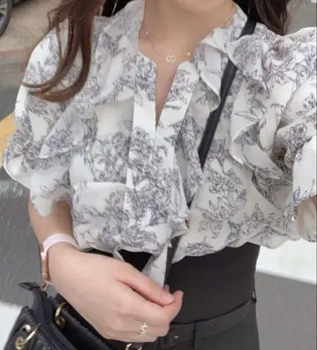 Anmille 플라워 턱 블라우스