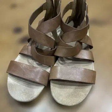 클락스 브라운 크로스 스트랩 샌들