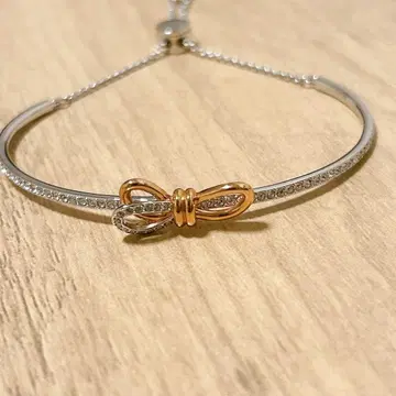 새상품급 SWAROVSKI 스와로브스키 팔찌 뱅글 라이프 롱 보우