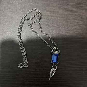 파란색 장식 목걸이