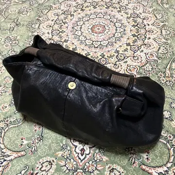 블랙 가죽 핸드백